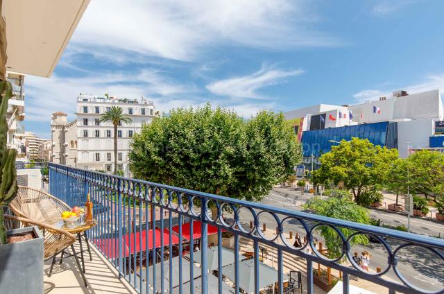 Location appartement Festival Cannes 2024 J -13 - Balcony - Impala