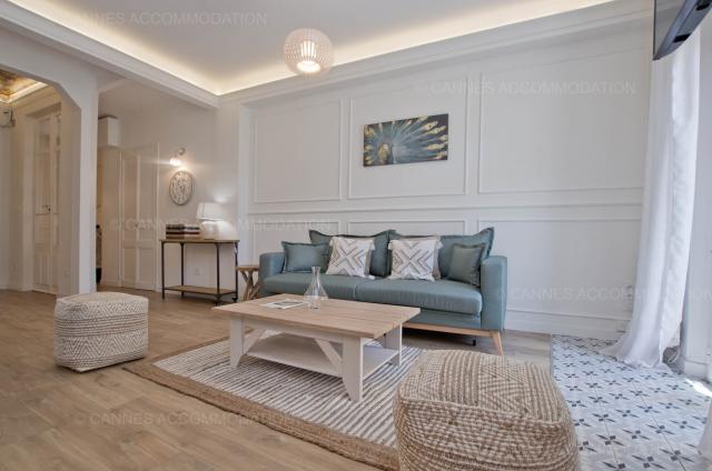 Location appartement Régates Royales de Cannes 2024 J -146 - Hall – living-room - Tina